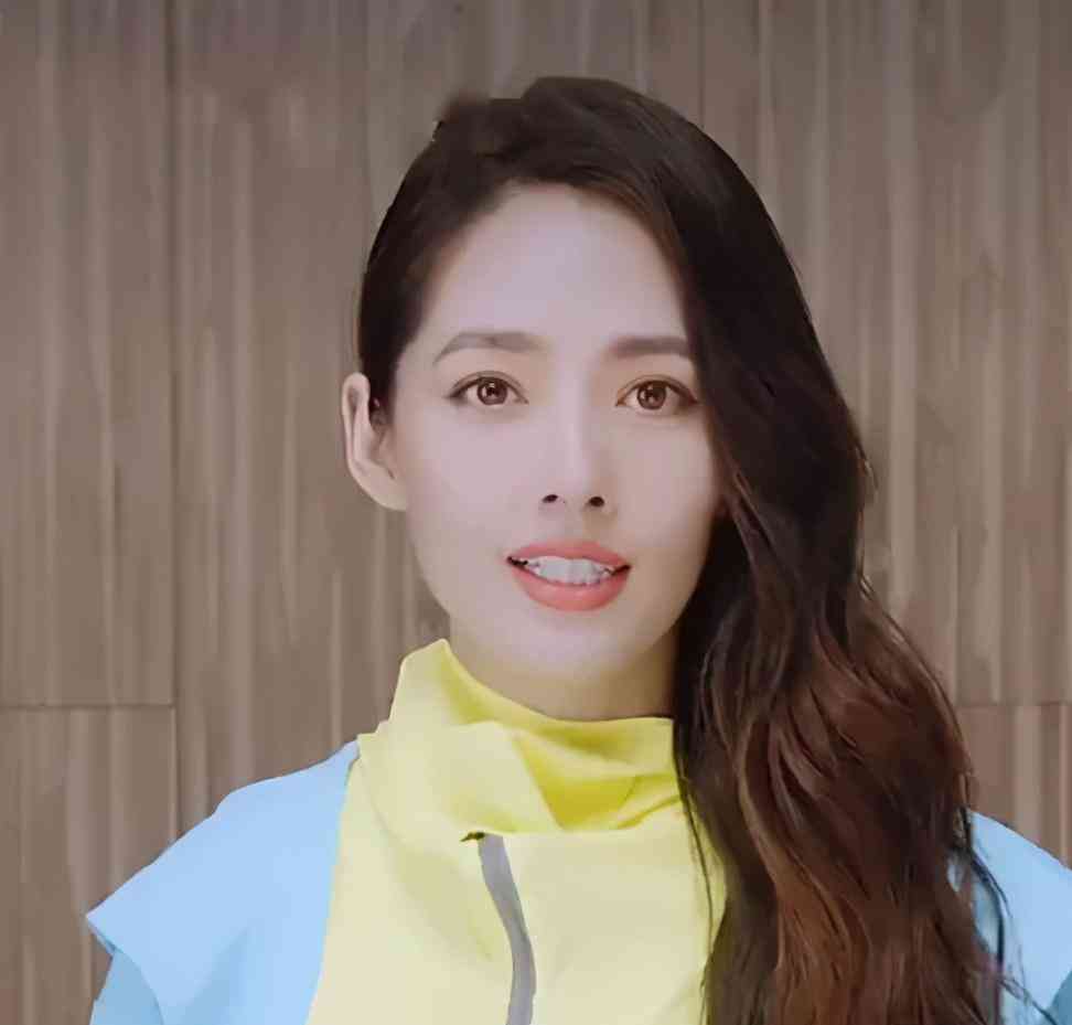 郭碧婷产后换发型波浪卷发放一侧女人味十足当妈后气质都变了