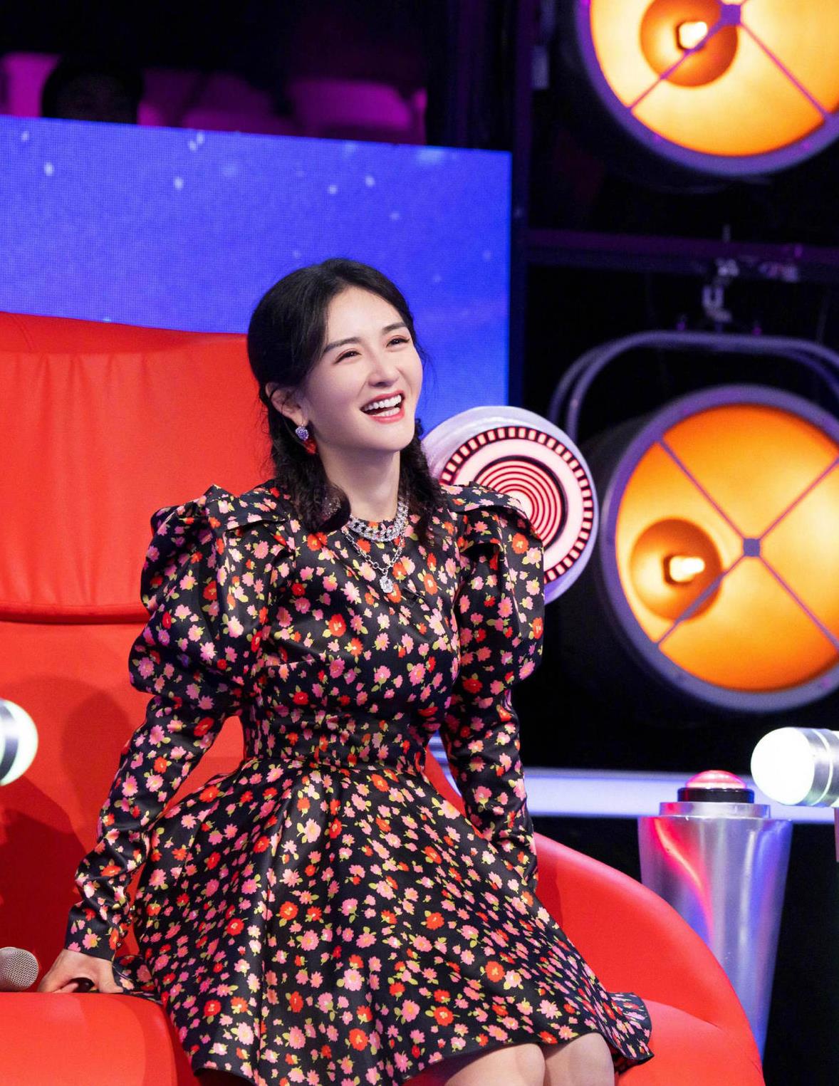 谢娜的气质太抢镜穿复古碎花连衣裙配马丁靴这少女感让人羡慕