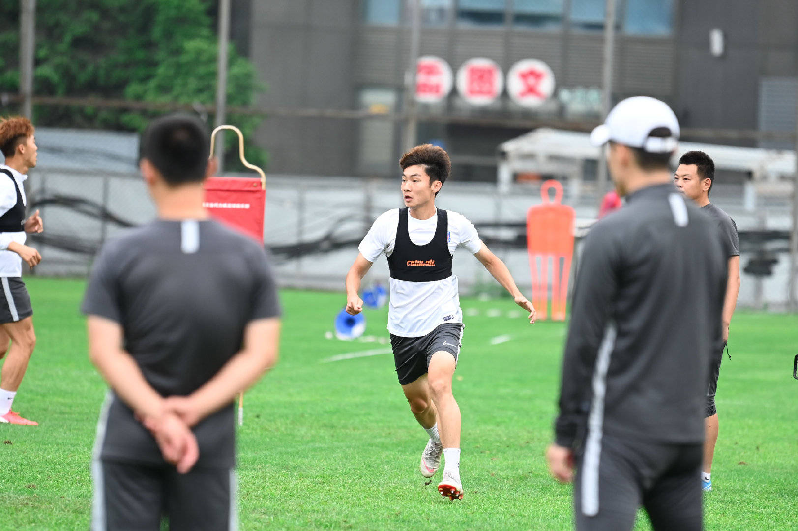 重庆当代足球俱乐部官方晒出重庆队5月28日的训练图集