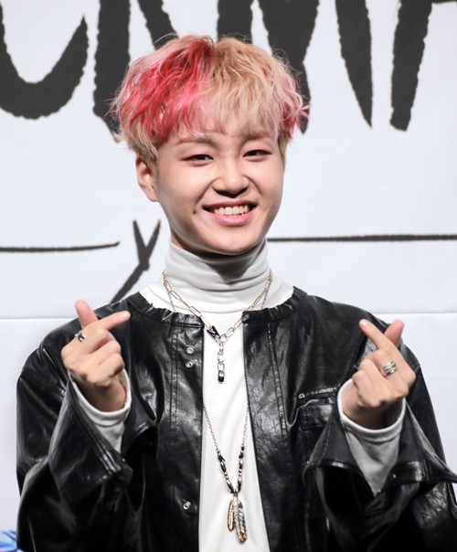 韩国男女混合组合checkmate新单曲发布会