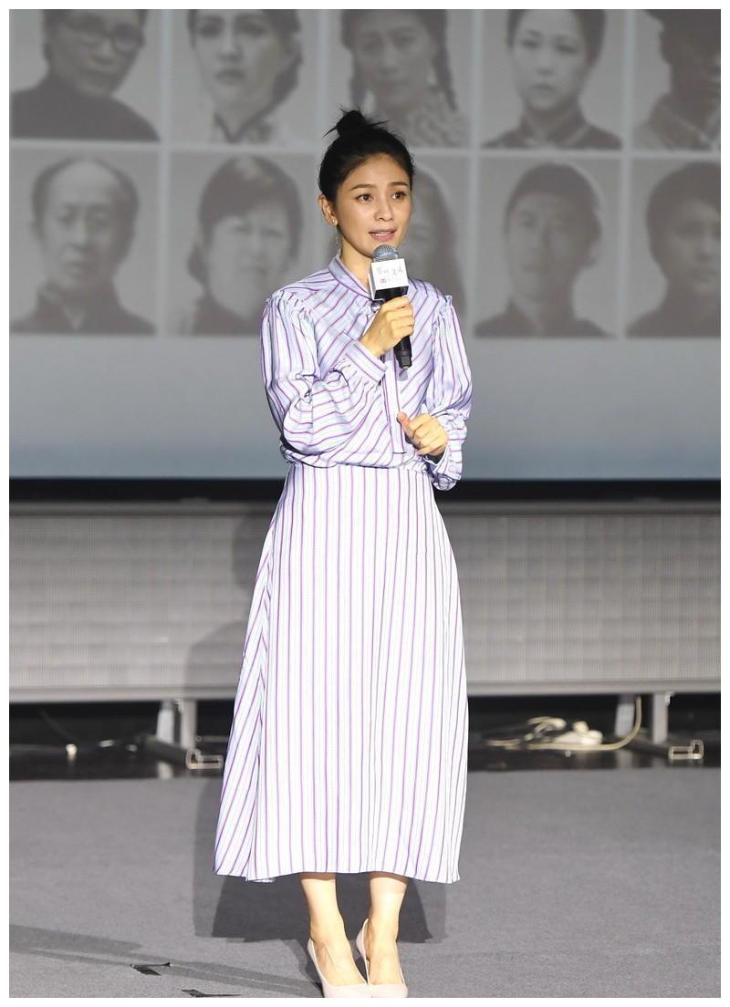 胡可从不赶时髦,简单穿条纹衬衫配半身裙,扎个丸子头就这么惊艳