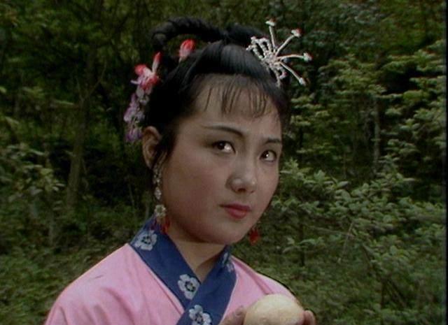 这些条件就是,她不仅要扮演白骨精,而白骨夫人变化的村姑和老妇人也