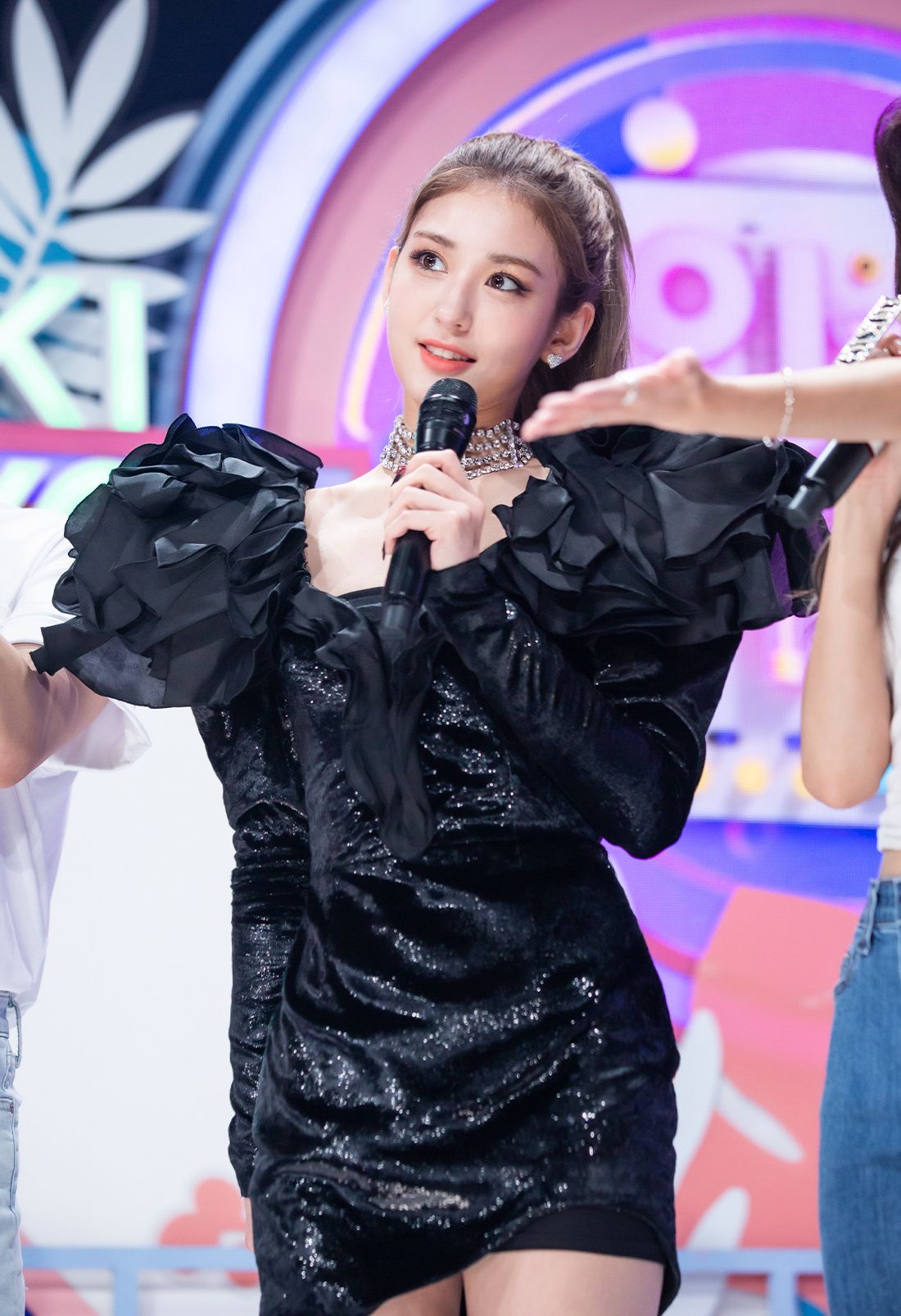 somi新曲舞台造型,美出天际!
