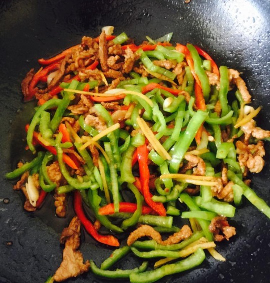 做青椒肉丝,先炒肉还是辣椒?9成人都弄错了,难怪肉不香更不嫩休闲区蓝鸢梦想 - Www.slyday.coM 做青椒肉丝,先炒肉还是辣椒?9成人都弄错了,难怪肉不香更不嫩休闲区蓝鸢梦想 - Www.slyday.coM