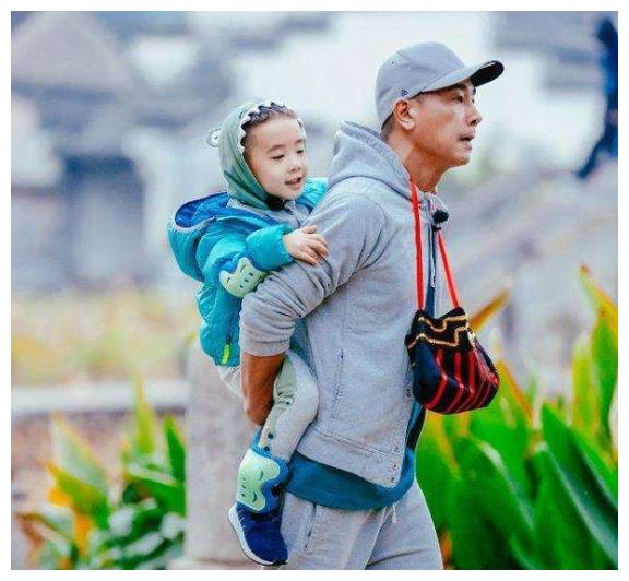 正文       jasper长大了,你觉得他还是你心目中曾经迷恋的那个小男孩