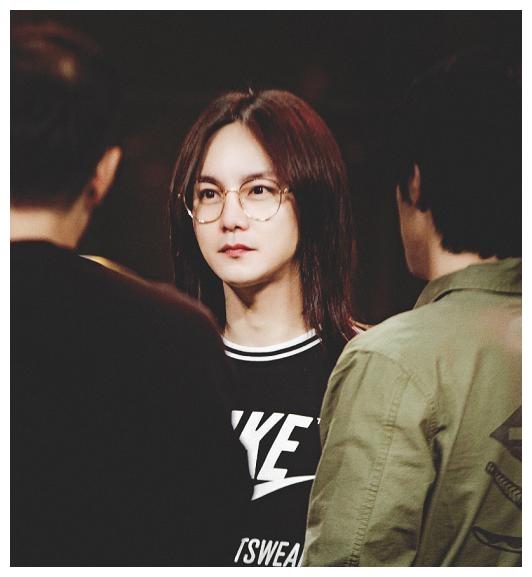 看了尹正刚出道时的颜值,五官轮廓神似吴彦祖