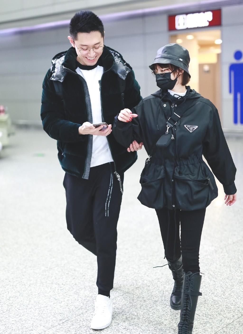 张嘉倪秀"漫画腿",一身黑色行头同框买超,现最萌身高差太恩爱