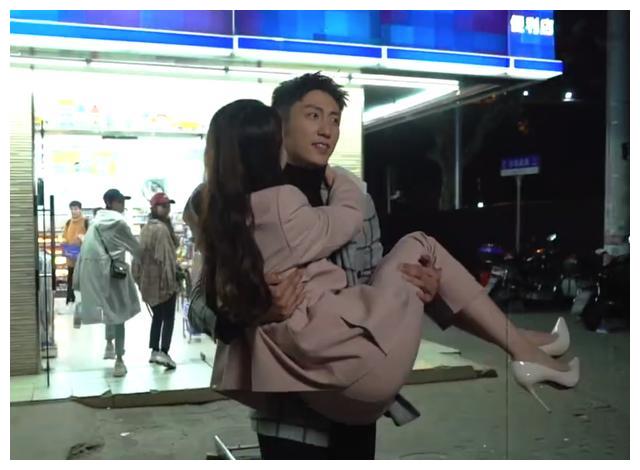 黄景瑜公主抱热巴,热巴笑场导演却不喊卡,看清抱姿,懂了