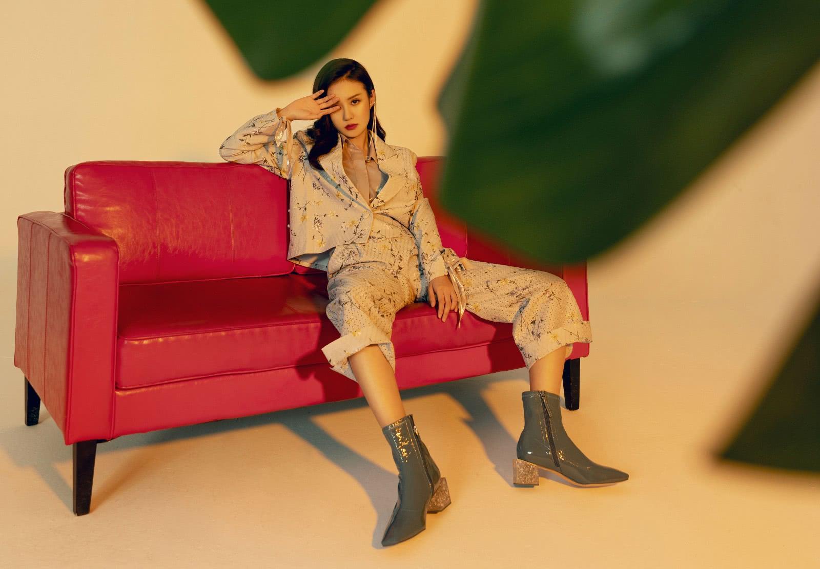 郑合惠子写真照曝光,穿印花西装配短靴,坐姿霸气一点不像25岁