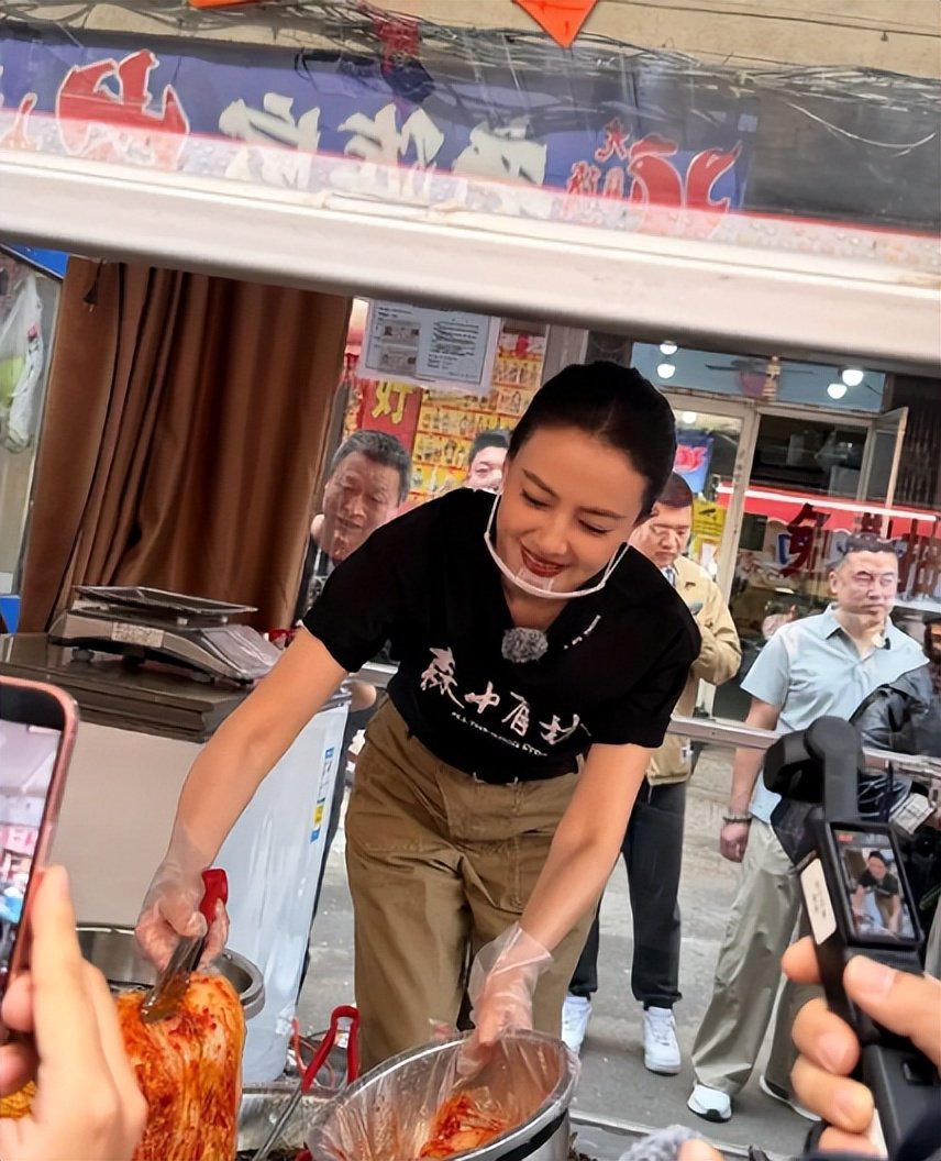 高圆圆沈阳菜市卖辣白菜！淡妆盘发太接地气，贤妻良母范被围观