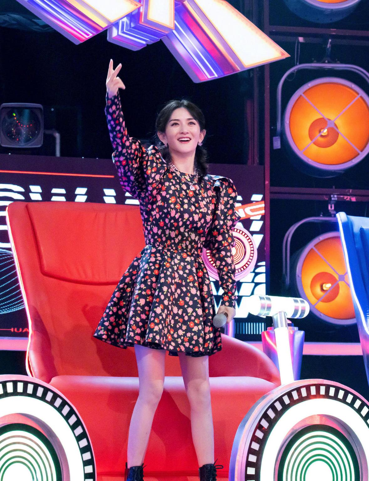 谢娜的气质太抢镜穿复古碎花连衣裙配马丁靴这少女感让人羡慕