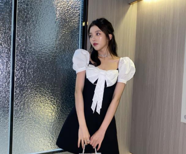 彭十六不愧是"小腰精",穿黑蕾丝秀小蛮腰,难怪粉丝那么多__财经头条