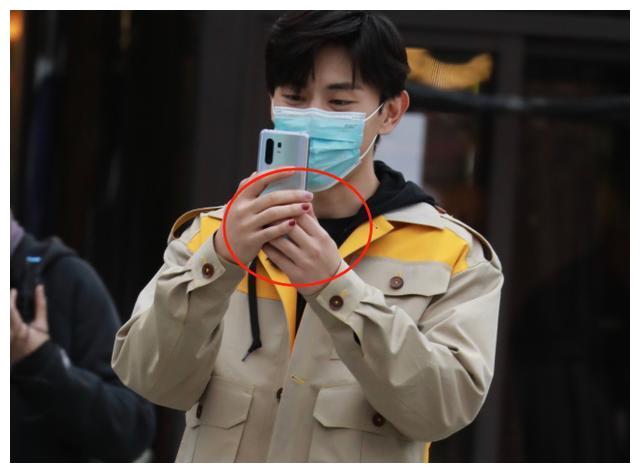 邓伦《极挑》路透曝光,大家却被他的指甲吸引!这是认真的吗?