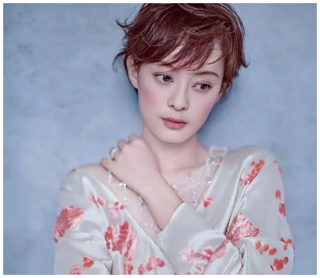 孙俪久违留长发,搭配一身碎花连衣裙甜美可人,温婉大方!