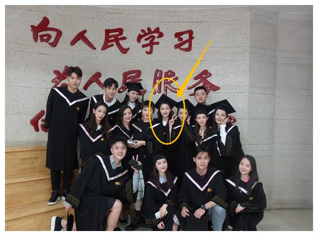 王俊凯什么时候考上北电的 王俊凯为什么和关晓彤一起大学毕业了