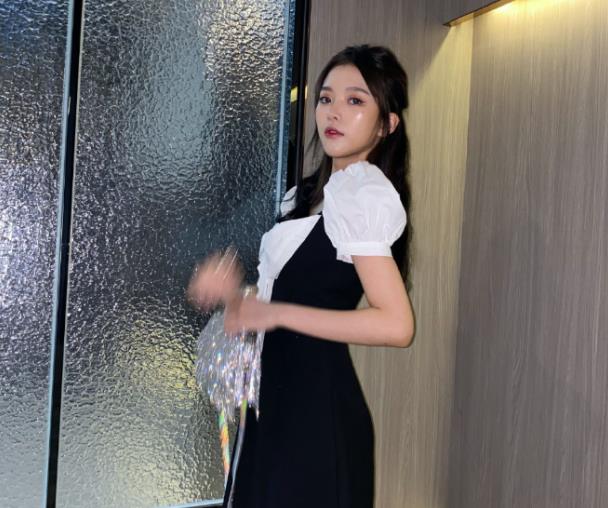 彭十六不愧是"小腰精",穿黑蕾丝秀小蛮腰,难怪粉丝那么多__财经头条