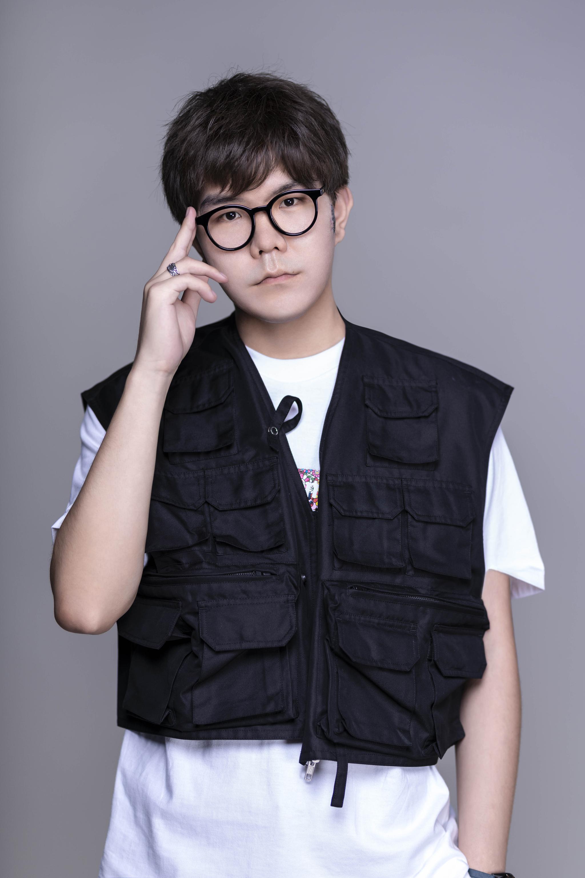 达布希勒图亲自参与ep构思身兼多职展现创造力