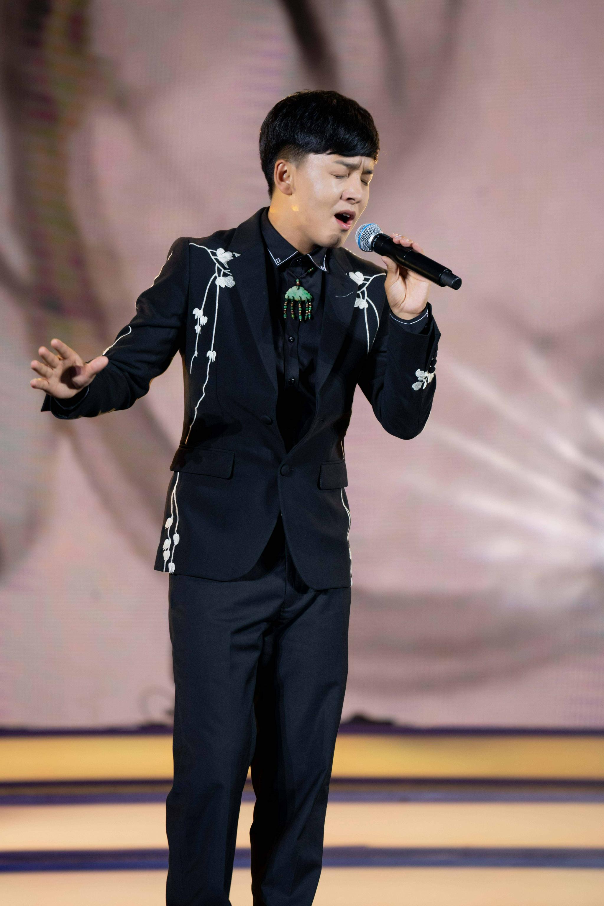 旦增尼玛现身好声音中秋晚会新歌发布在即