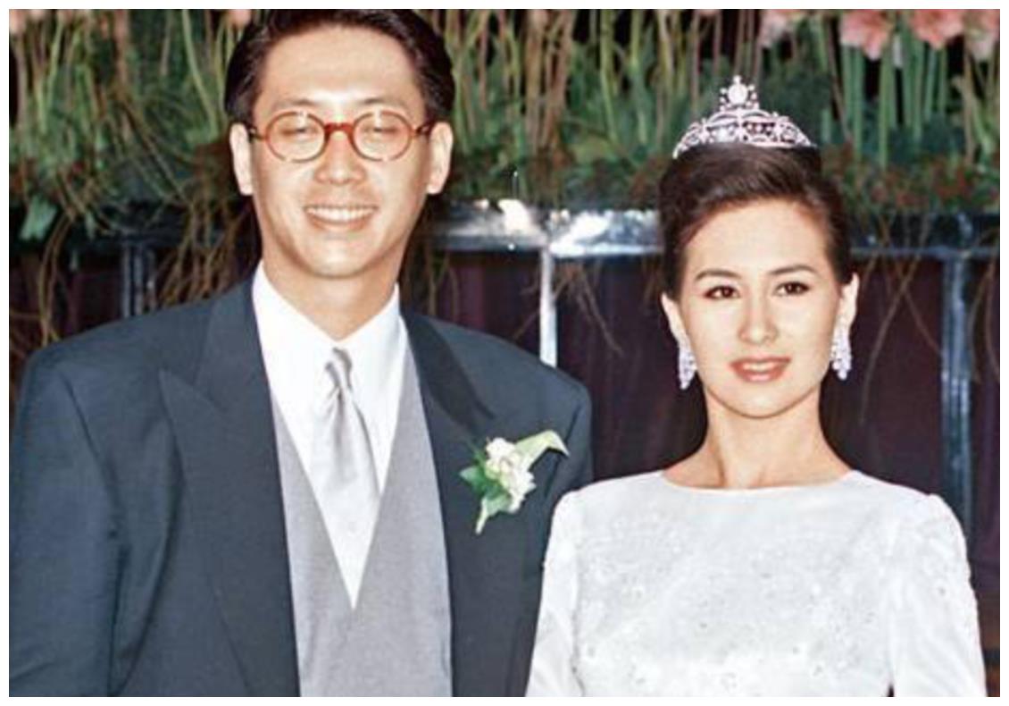 57岁何超琼为干外孙女庆生,素颜出镜打扮随意,却难掩一身贵气