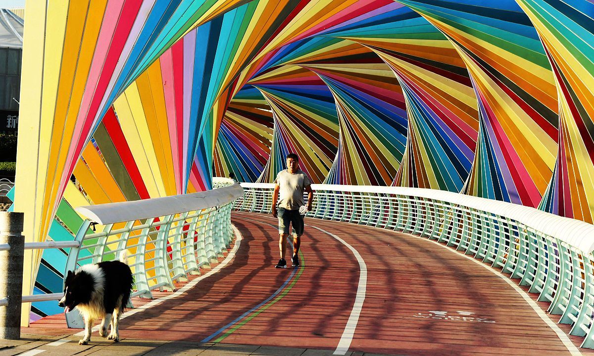 这是山东青岛的唐岛湾畔彩虹桥,真是美到让人醉呀!_高清图集_新浪网