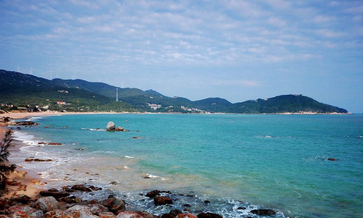 汕头南澳岛,沙滩非常的干净优美,因此吸引了大量的游客前来游玩