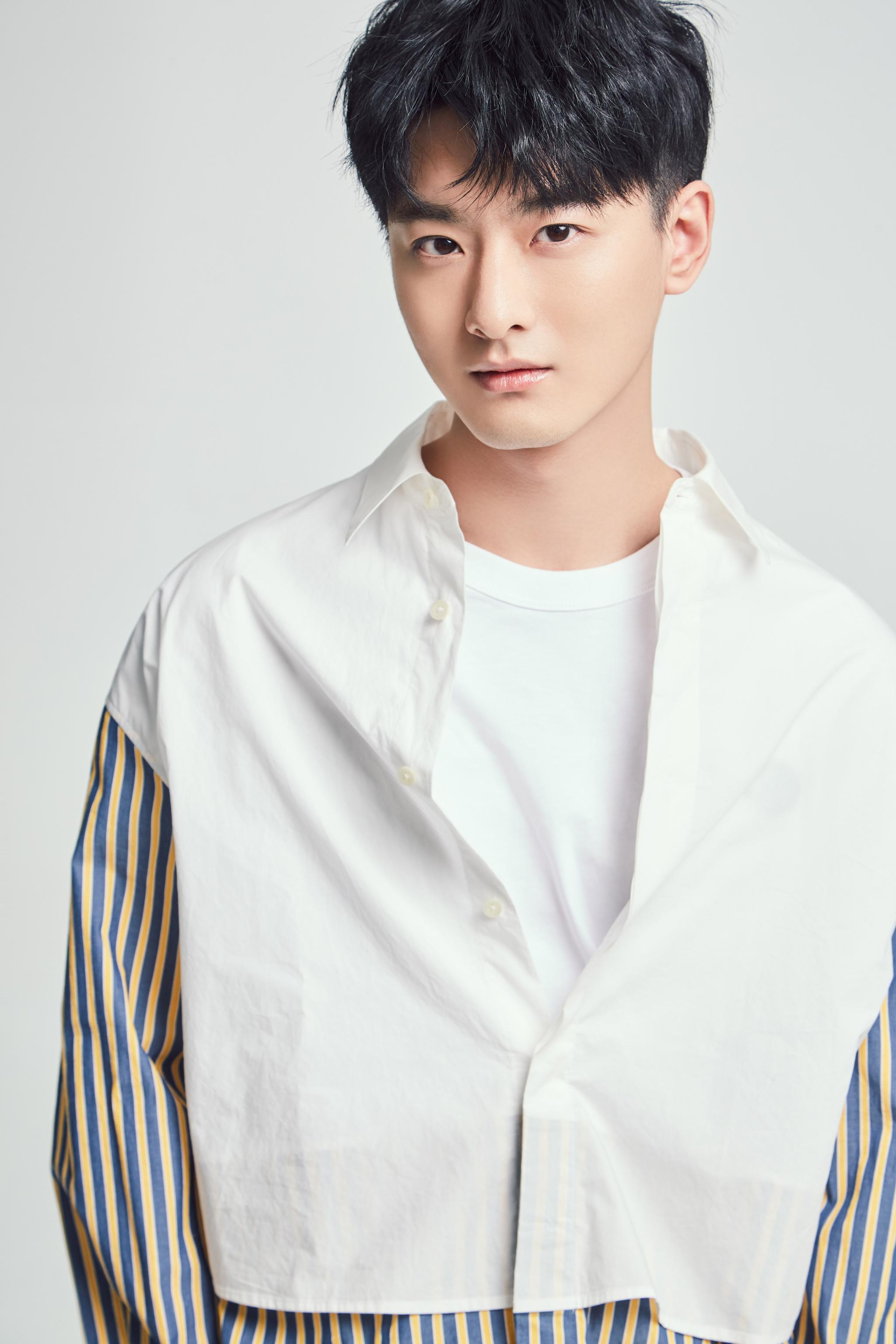 王泽轩学院风写真 还原青春文艺真我__财经头条