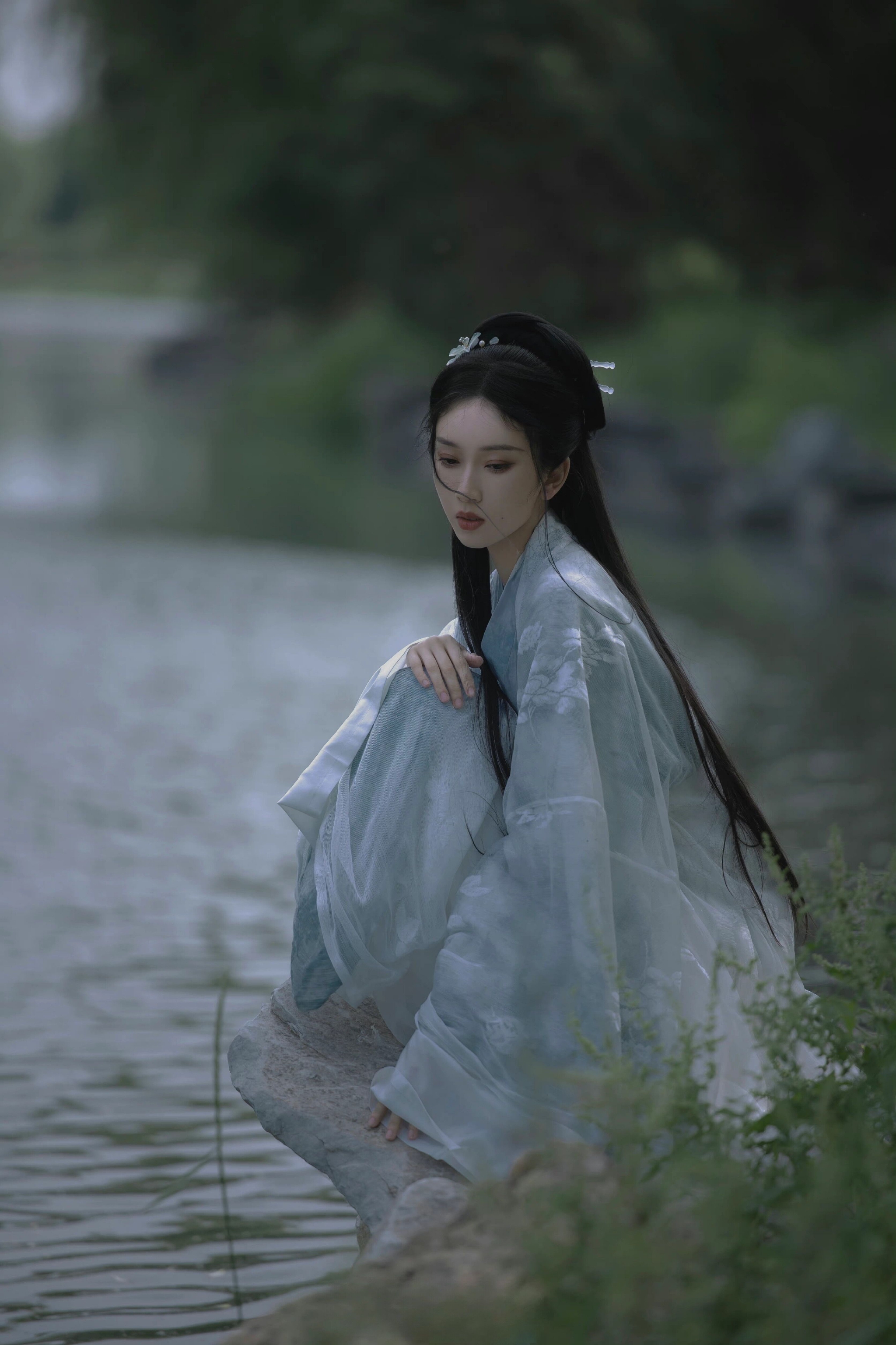 3/ 9刘令姿古风写真释出,素衣淡颜搭配暗色调色彩