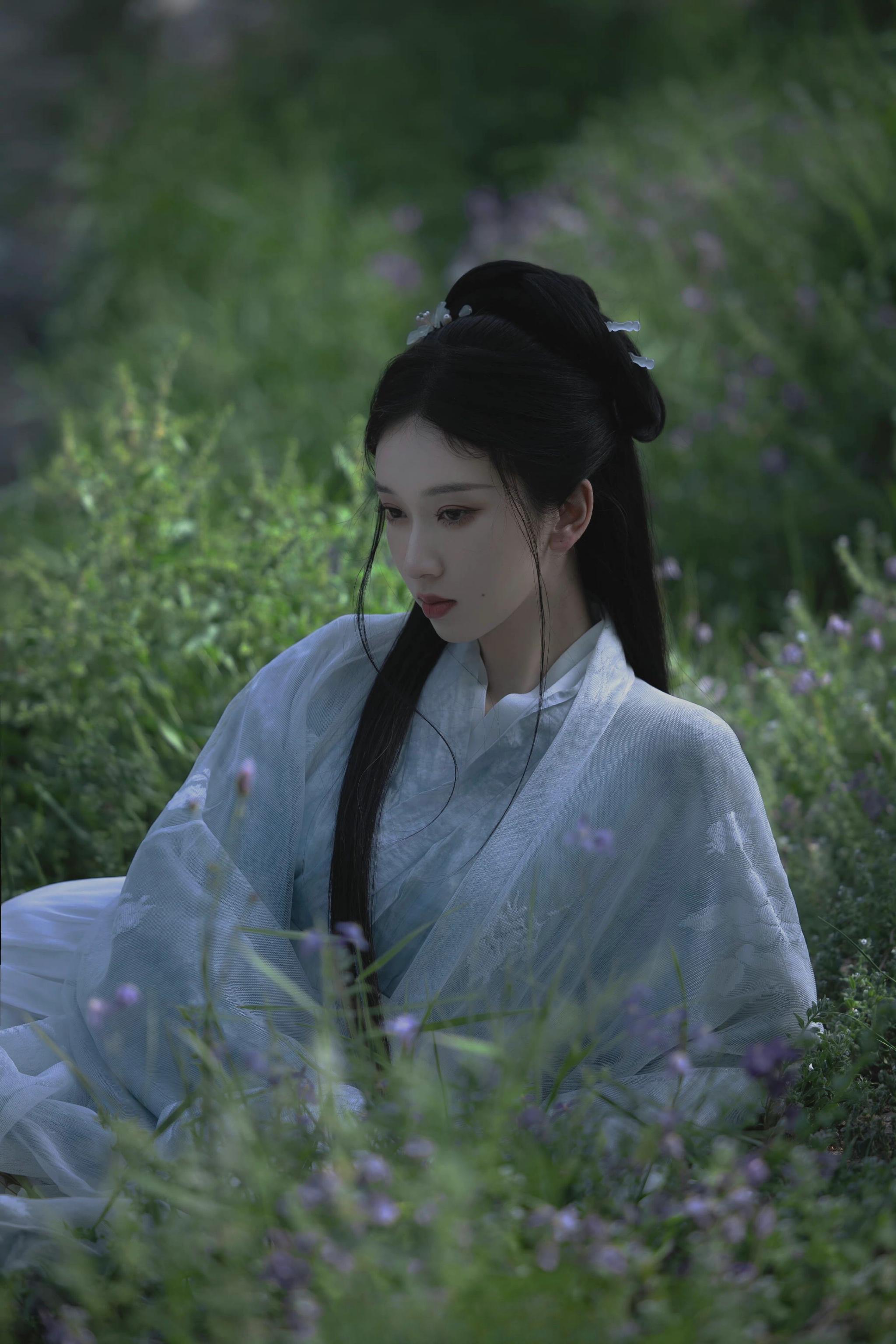 刘令姿古风写真释出素衣淡颜搭配暗色调色彩端庄大方