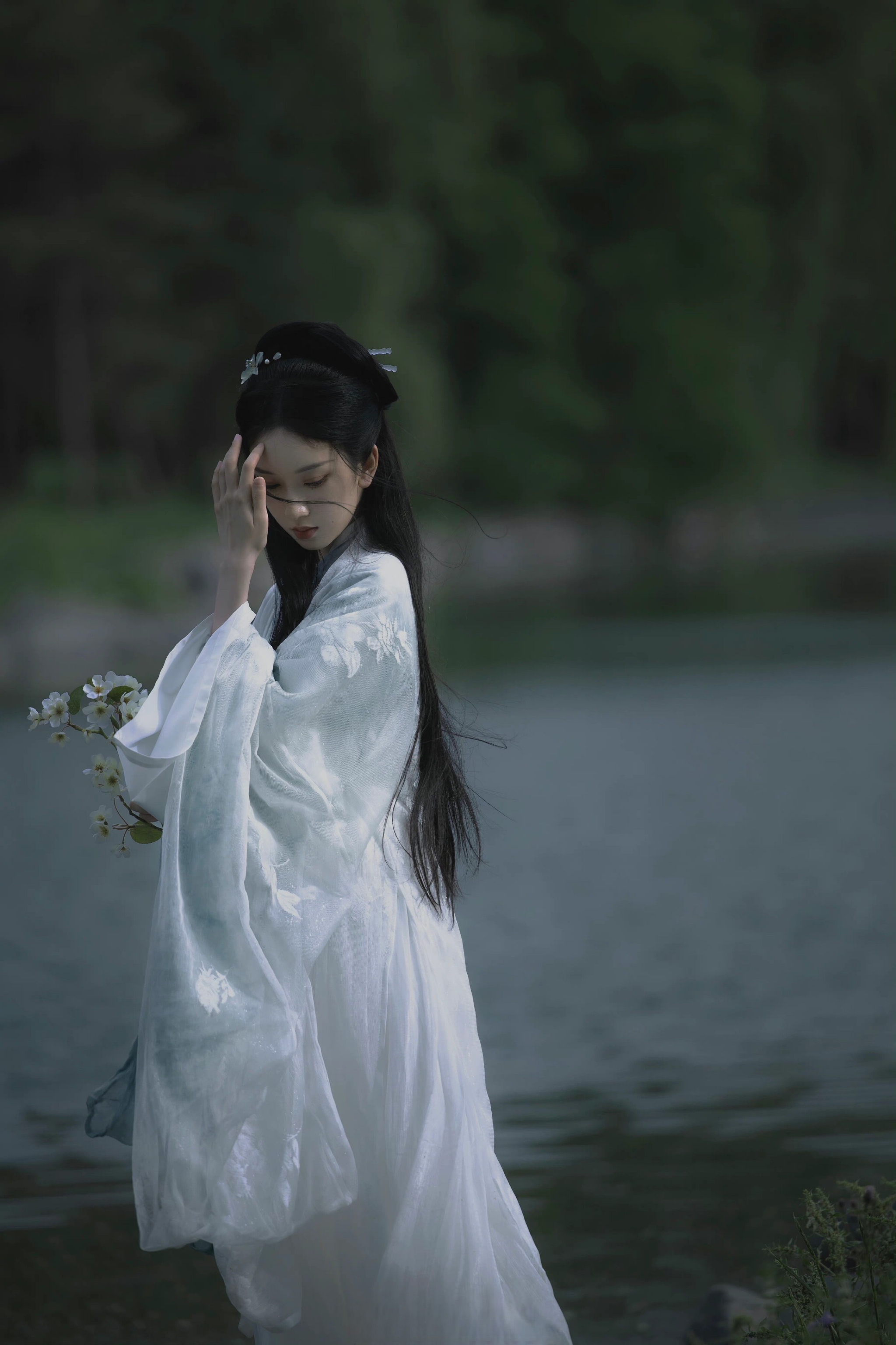 4/ 9刘令姿古风写真释出,素衣淡颜搭配暗色调色彩