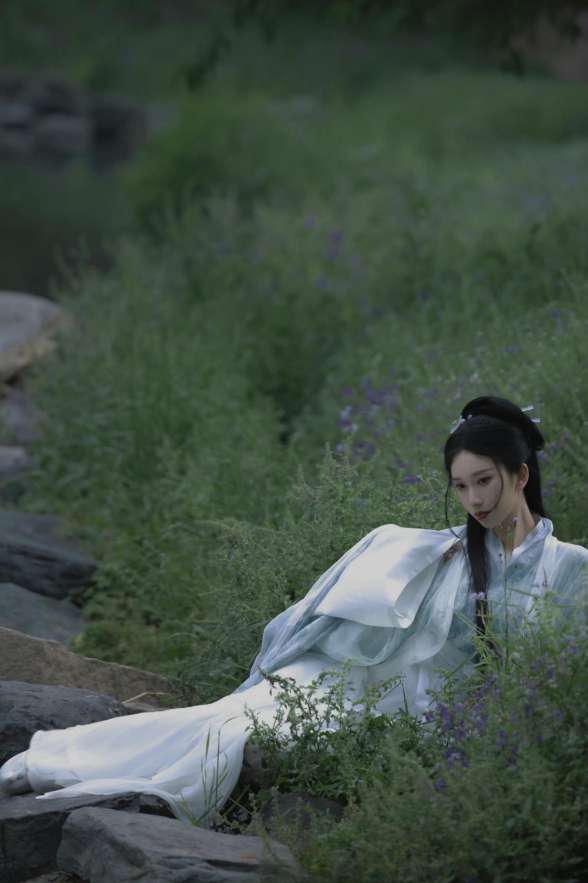 颜搭配暗色调色彩,端庄大方,有种易碎感,可以说刘令姿很适合古装造型