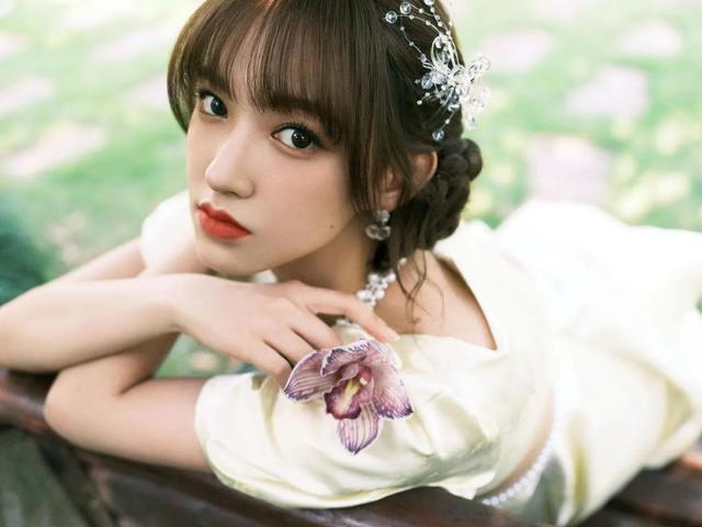 程潇一袭白色公主裙出镜!__财经头条