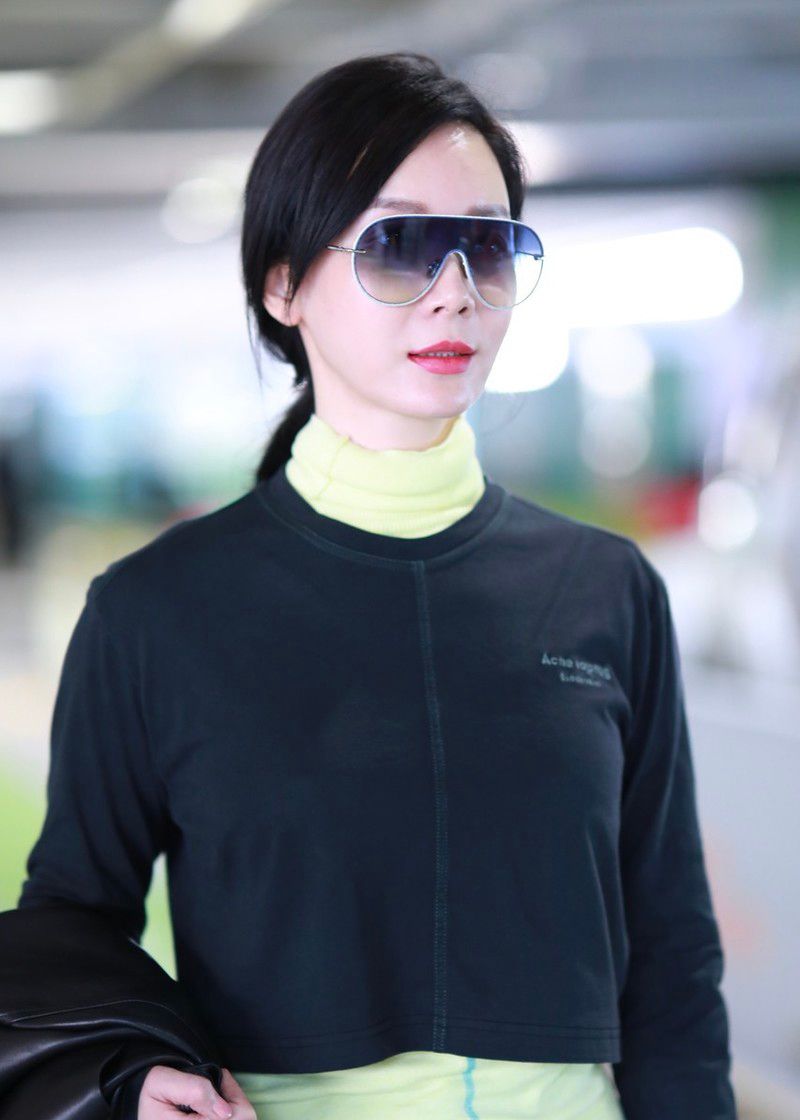 陈数高领毛衣一点也不土,红唇跟显明艳,身材高挑好美好美