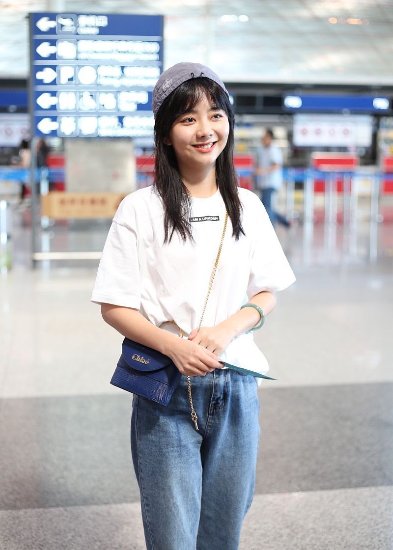 谭松韵街拍:白t恤牛仔裤ash老爹鞋chloe aby手袋简约青春_高清图集