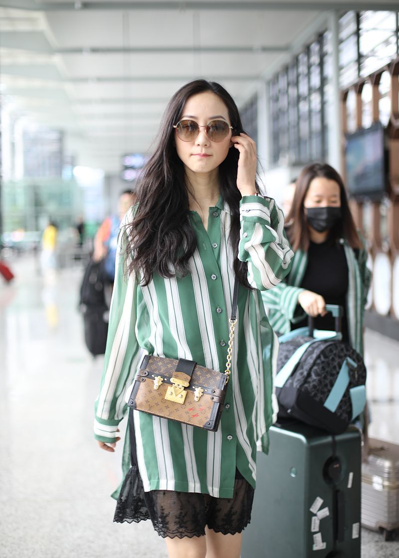 韩雪街拍:条纹衬衫裙叠穿蕾丝裙 lv老花包球鞋清新少女味_高清图集