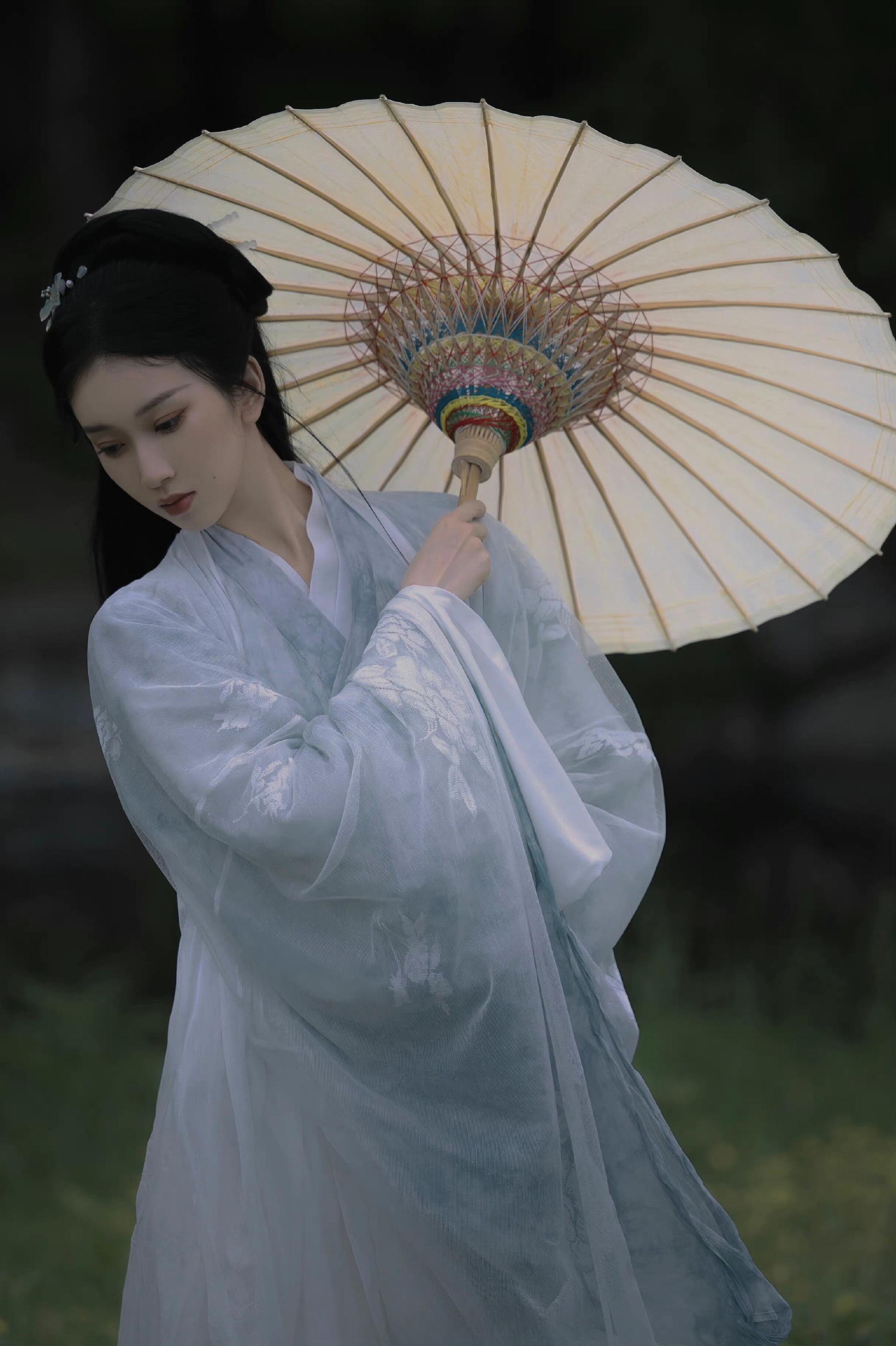 刘令姿古风写真释出素衣淡颜搭配暗色调色彩端庄大方