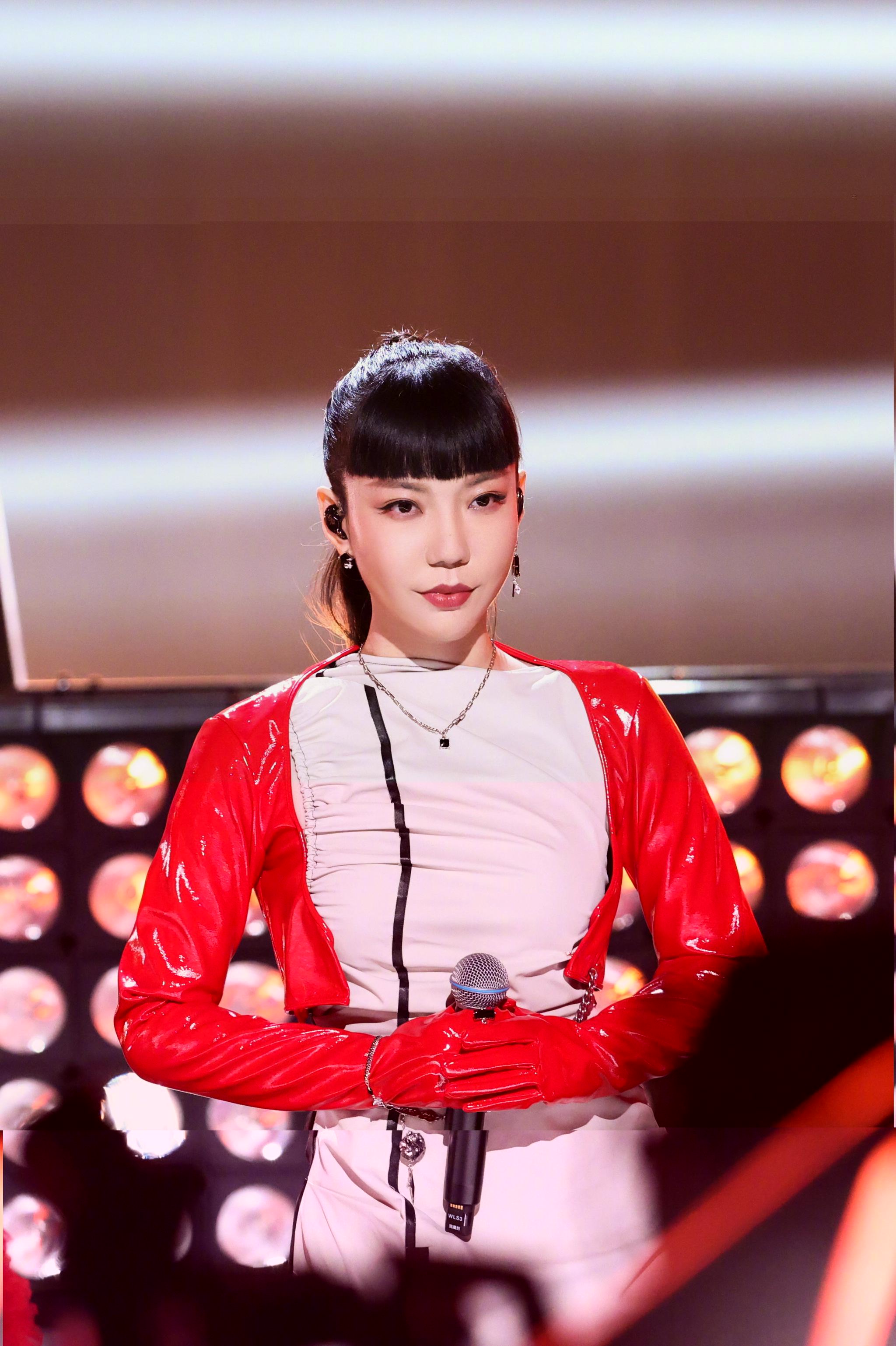 吴莫愁首谈退圈3年!被传唱功不行,沦落到小县城商演?