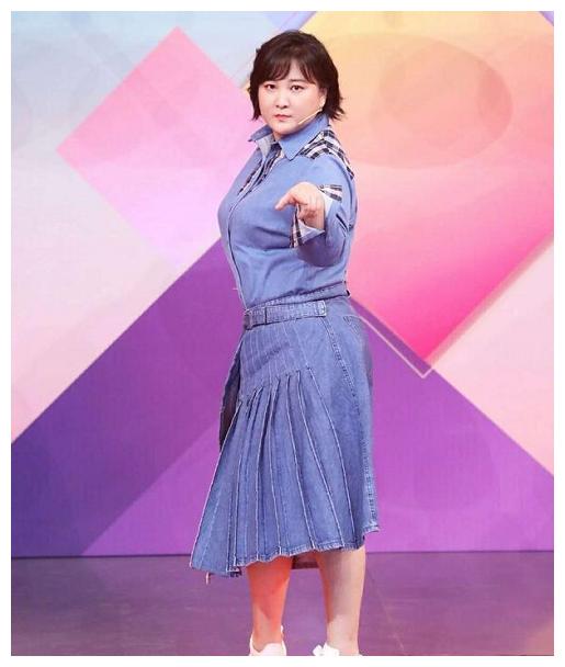 穿宽松t恤遮不住肚子,减龄穿搭却藏不住脖子几层肉
