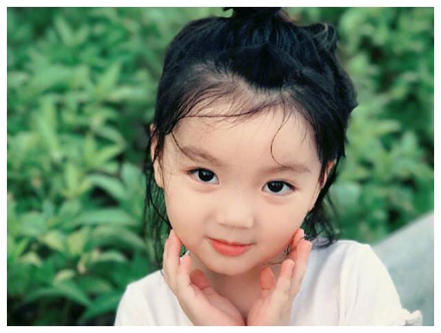 阿拉蕾3岁妹妹照曝光,圆脸大眼简直一模一样!网友狂赞超可爱