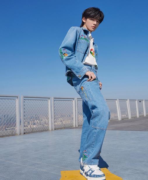 宋亚轩又长高了,生图的腿像开了长腿特效,身高直逼一米九