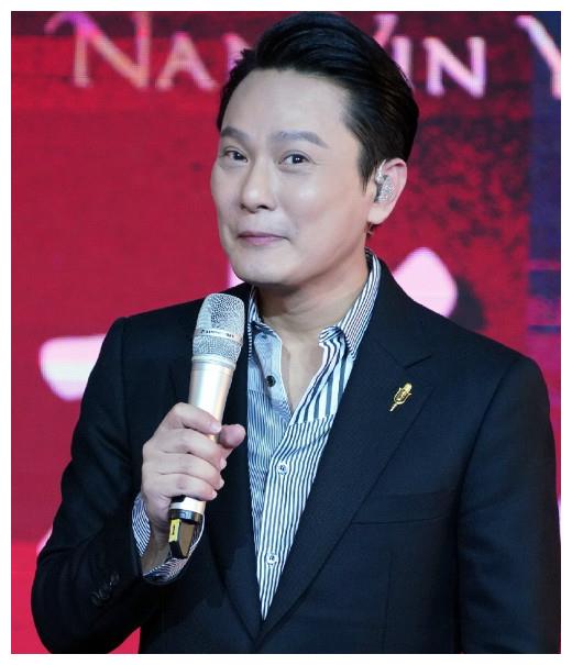 53岁张信哲近照曝光,"情歌王子"容颜未改帅气依旧__财经头条