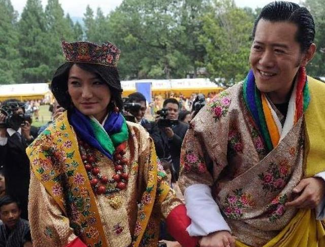 29岁不丹王后闪耀晚宴首相敬酒依旧不笑雪域美人就是神秘