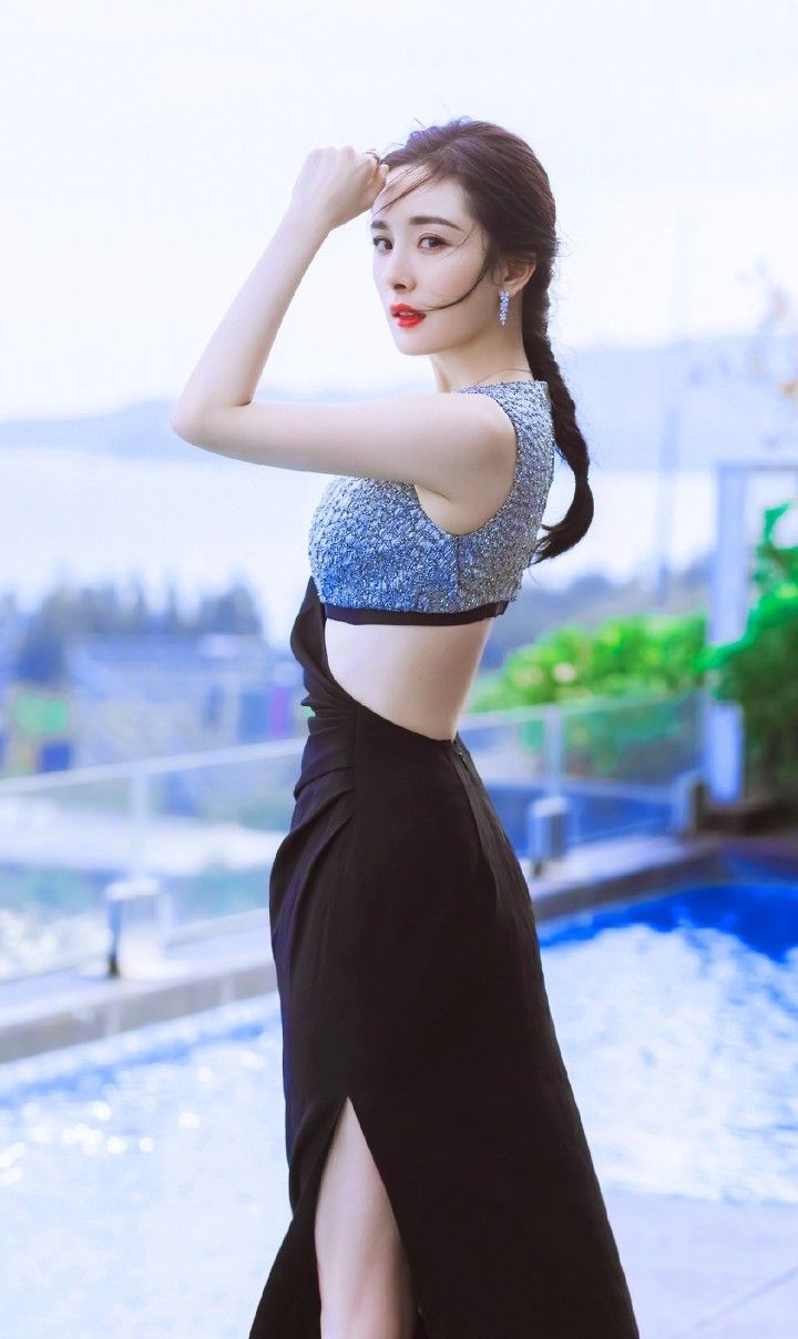 杨幂的时尚穿搭:尽显凹凸有致好身材