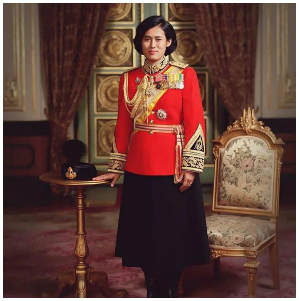 诗琳通被封为王储时,很讲究身材穿戴,玛哈继位后她变得身宽体胖