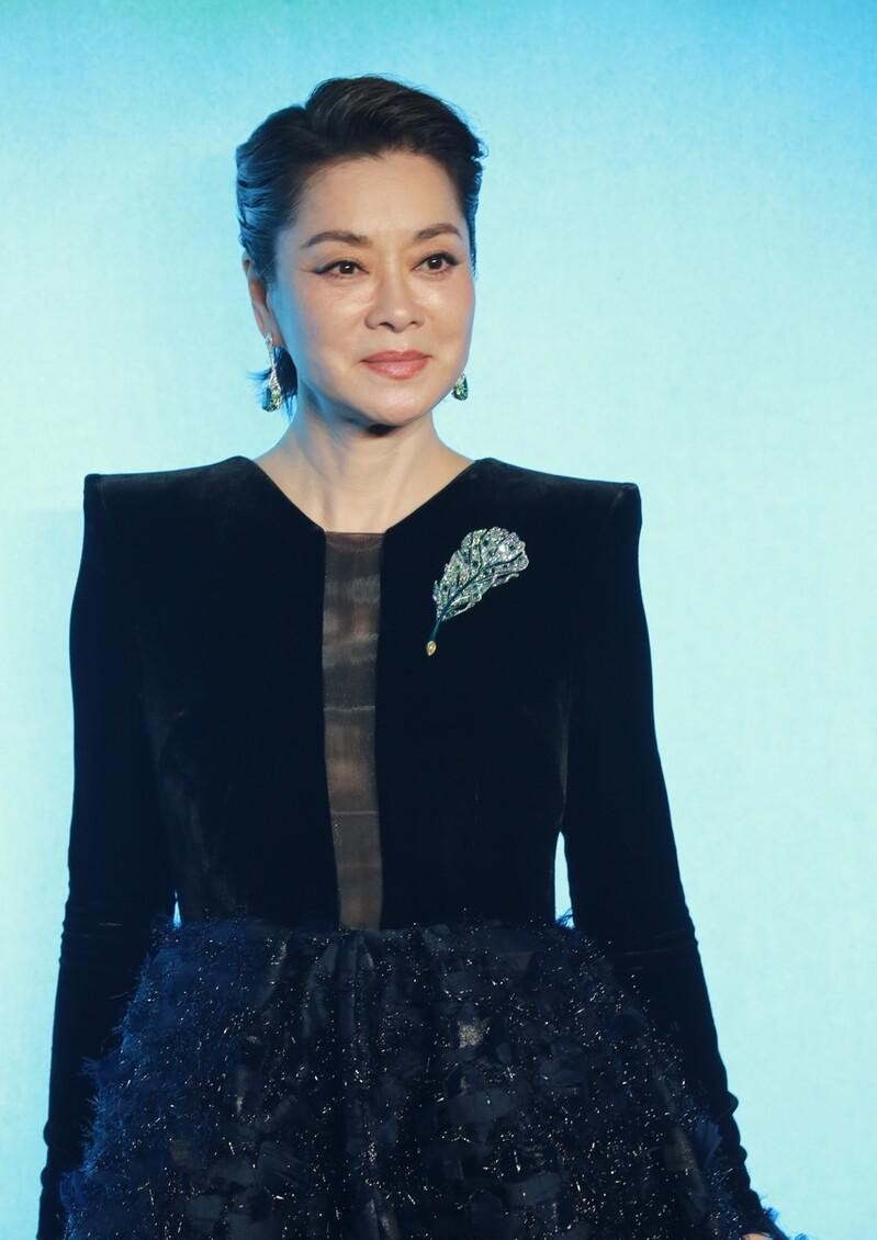 毛阿敏老得挺真实,一身拼接裙装气质十足,利落短发更显干练