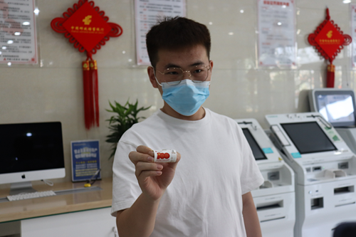 兑换成功的市民展示纪念币