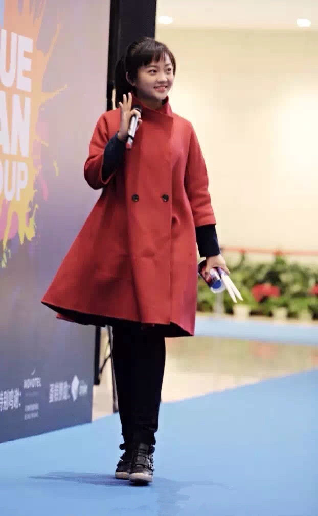 林妙可终于穿对穿白t恤搭a字裙扎个马尾辫可美了