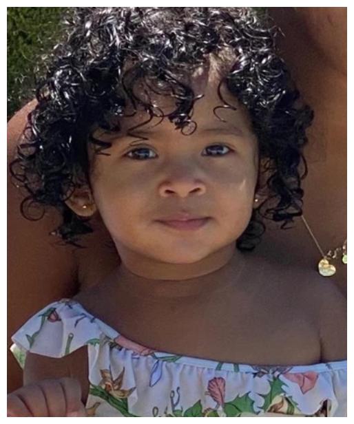 瓦妮莎晒三个女儿泳装照,大女儿像科比,小女儿最像gigi