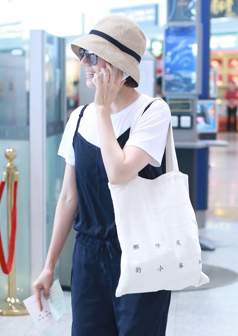 袁泉这次扮嫩很成功背带裤搭帆布包文艺有范减龄如学生