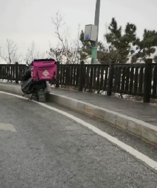 滨海路现“被遗忘”外卖车，骑手去哪了？市民担心骑手安危