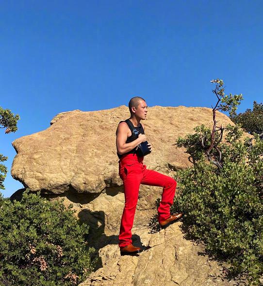 陈冠希拍新写真健身背心配夕阳红长裤40岁品味也变low